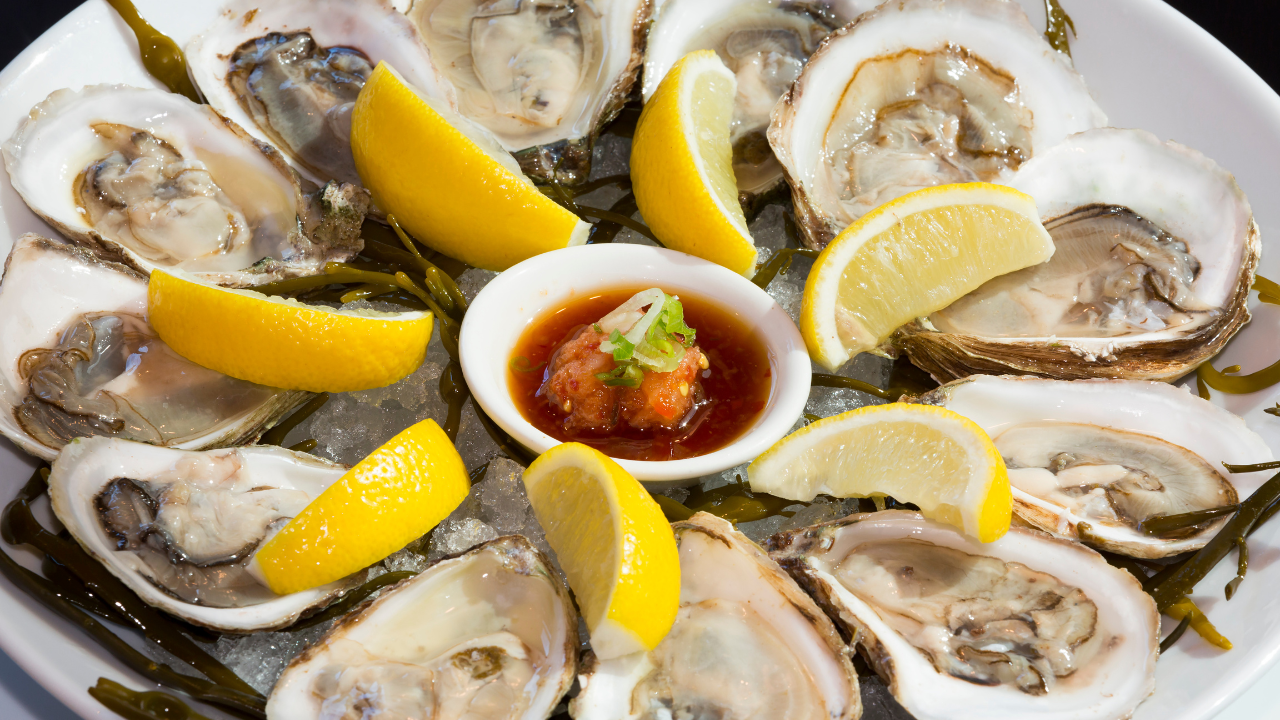 Photo d'une assiette d'huîtres avec des citrons