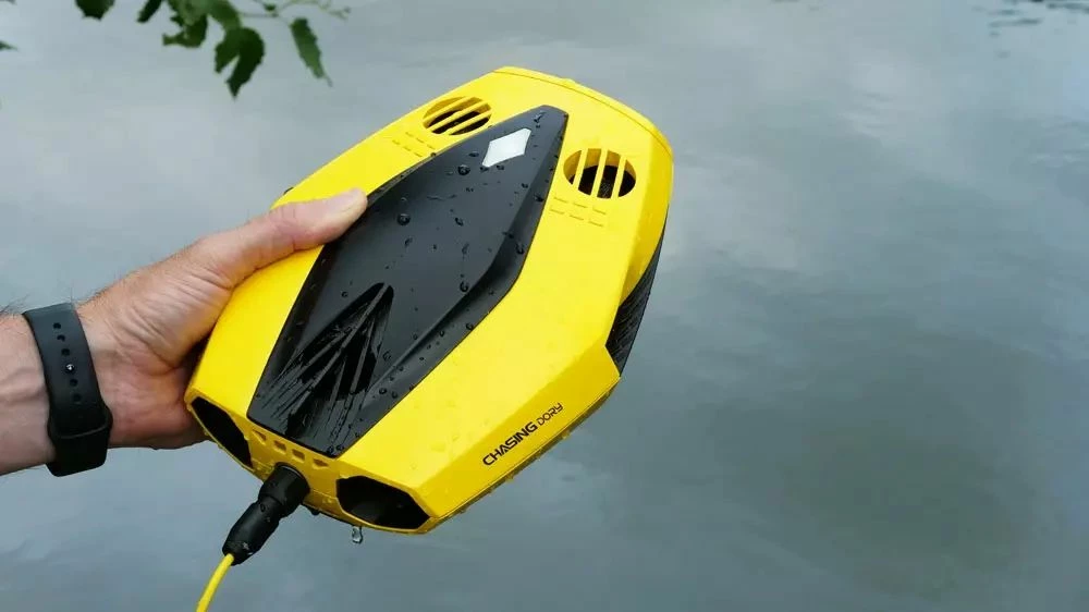 Photo d'un drone sous-marin Chasing Dory en main