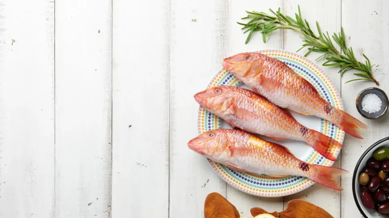 Photo d'une assiette avec 3 rougets cuit