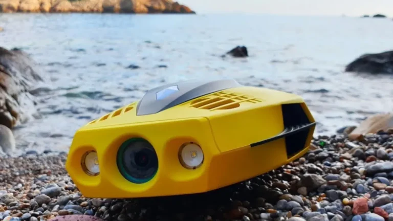Photo d'un drone sous marin jaune sur la plage à côté de la mer