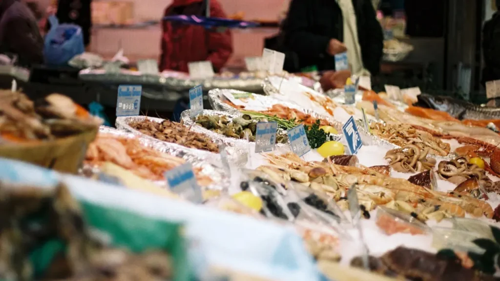 Photo d'une étale de fruits de mer dans un marché