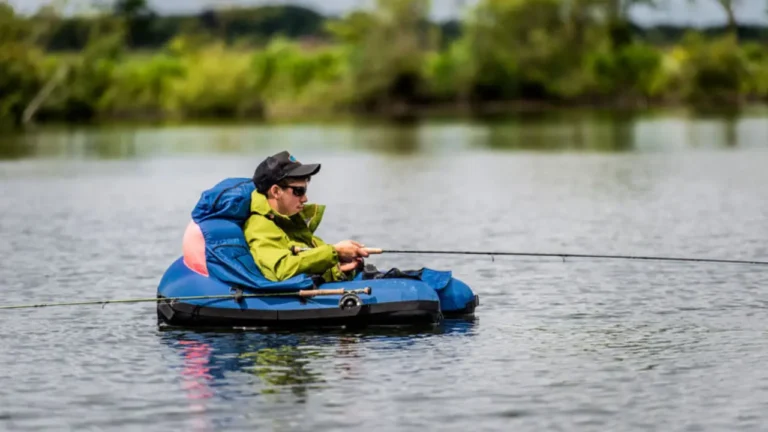 Pecheur sur un Float Tube sur un lac