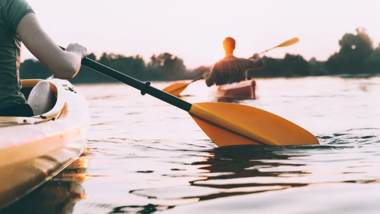 Photo d'une personne sur un kayak gonflable sur un lac
