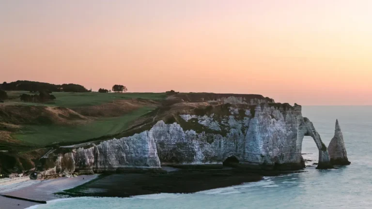 Photo d'un couché de soleil au littoral, falaise d'Etretat