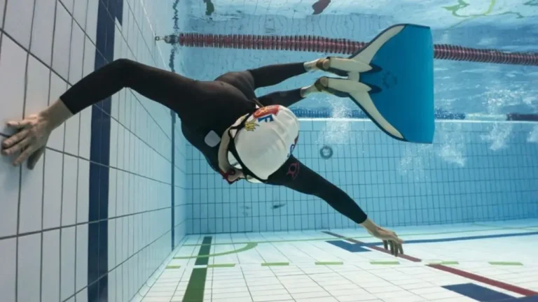 Photo d'un plongeur avec un monopalme dans une piscine