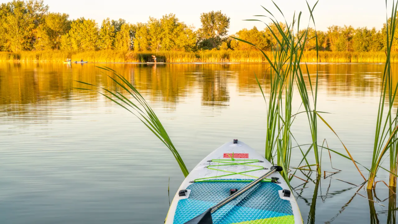 Photo d'un paddle gonflable sur un lac