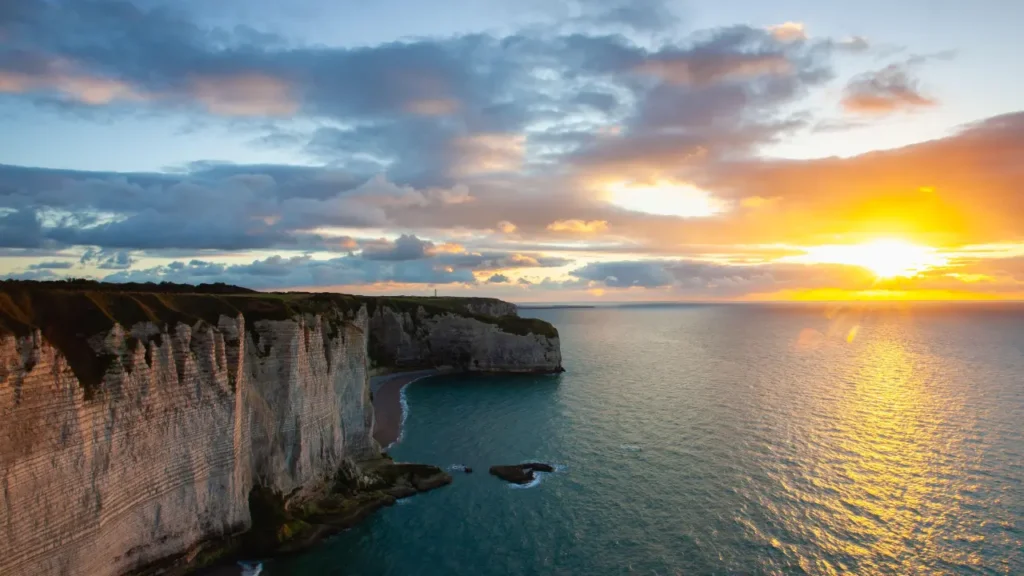Photo d'un couché de soleil sur les plages de Normandie