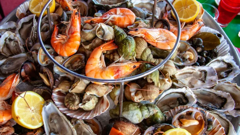 Photo d'un plateau de fruits de mer avec crevettes, bulots, bigorneaux et huîtres
