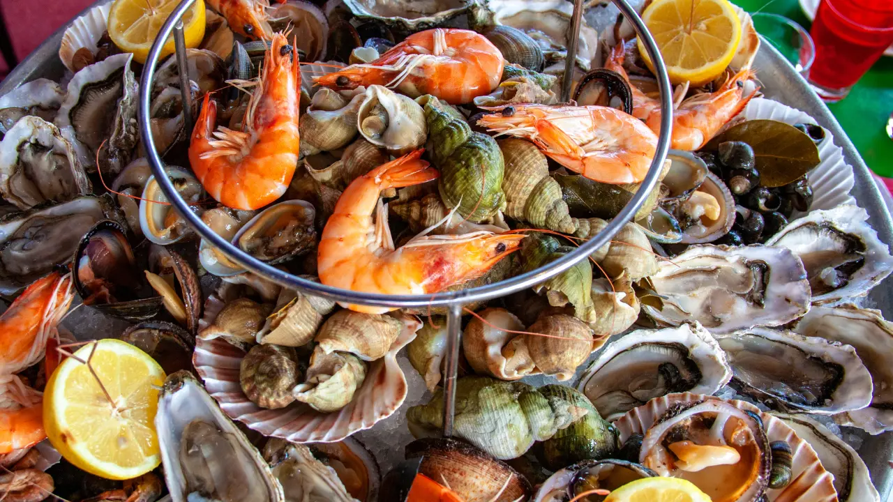 Photo d'un plateau de fruits de mer avec crevettes, bulots, bigorneaux et huîtres