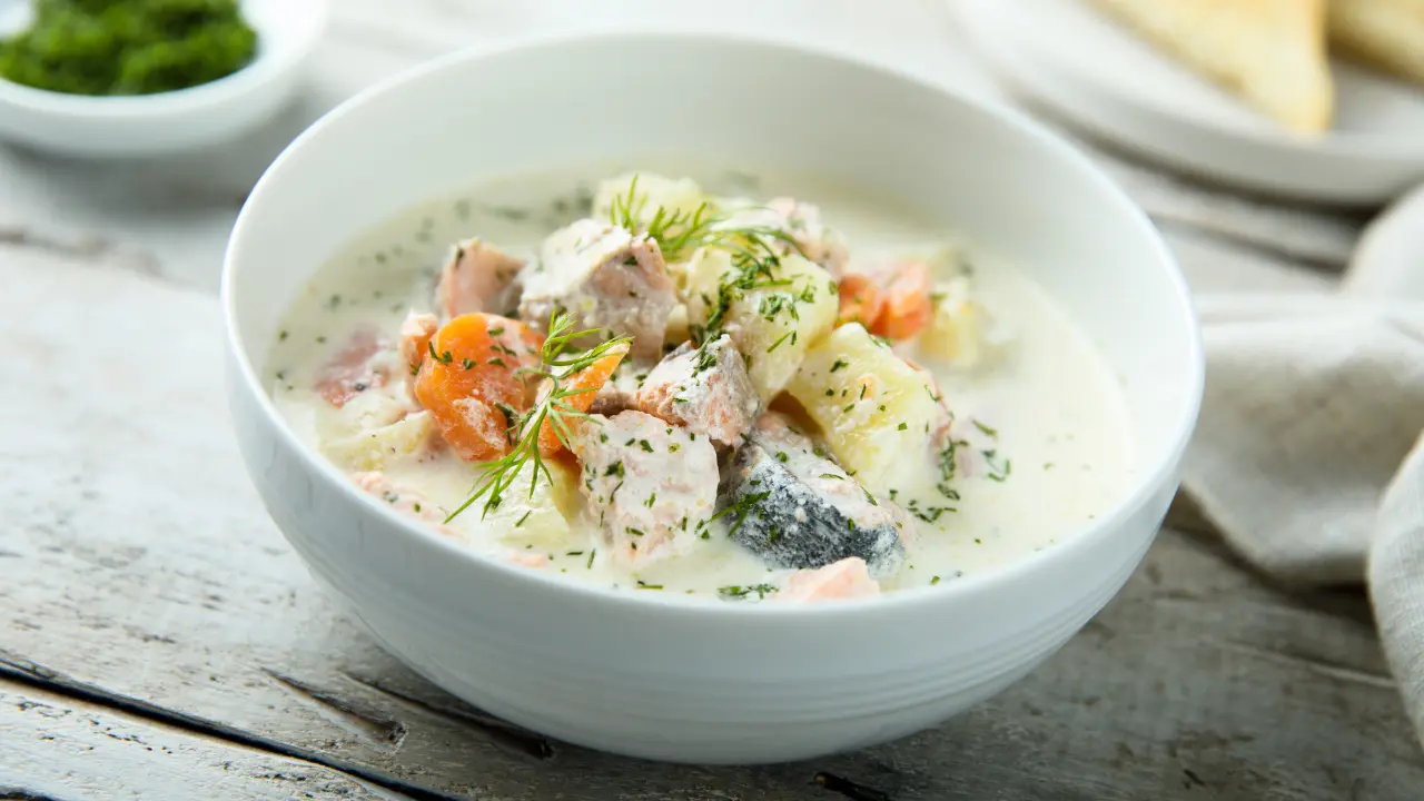 Soupe de poisson traditionnelle servie dans un bol, avec morceaux de poisson, légumes et herbes fraîches, illustrant une recette authentique de soupe de poisson pour 2026.