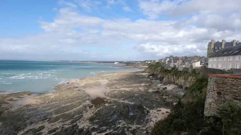 Webcam Granville (Normandie) en direct. Vue sur plage et remparts.