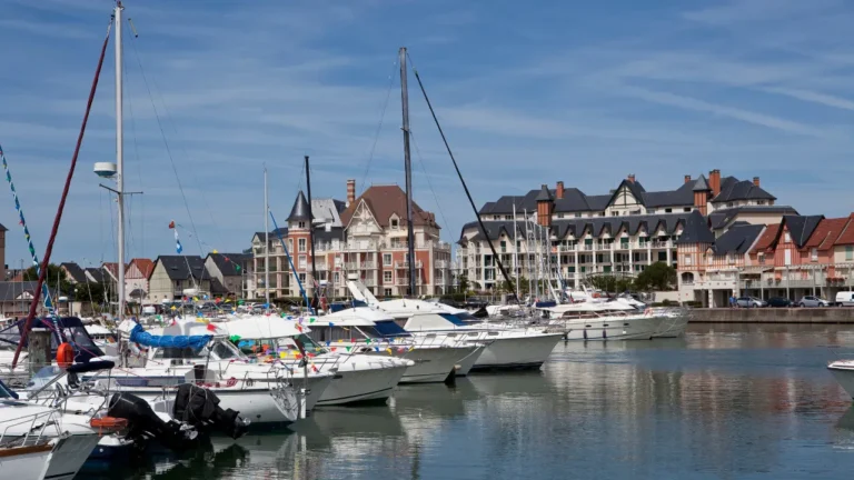 Photo du port de la ville de Cabourd, dans le Calvados en Normandie