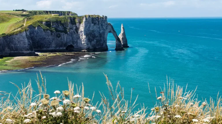 Falaises Étretat et arche naturelle sur la côte normande, panorama marin et incontournables à visiter en 2026.