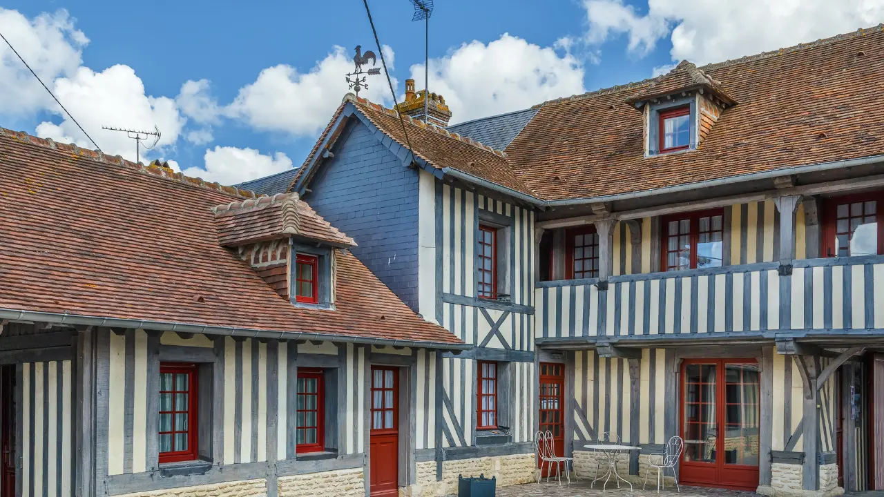 Maisons à colombages de Beuvron-en-Auge en Normandie, village classé et incontournable à visiter – guide 2026